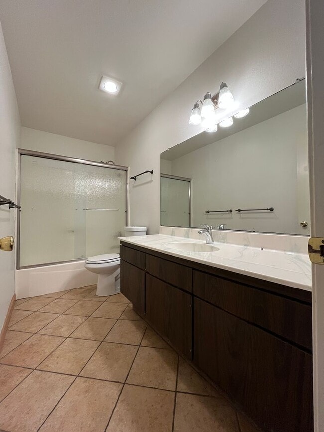 Building Photo - MOVE-IN READY! 2+2 w/lake access + 1 blk f...