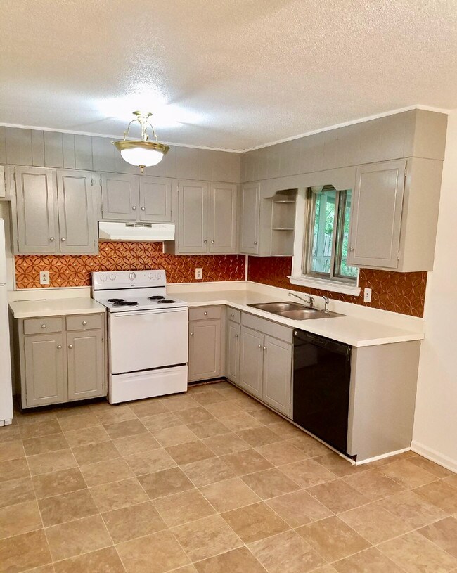 Building Photo - 7313 Valley Ln