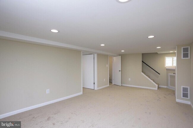 Building Photo - 611 Hilltop Rd