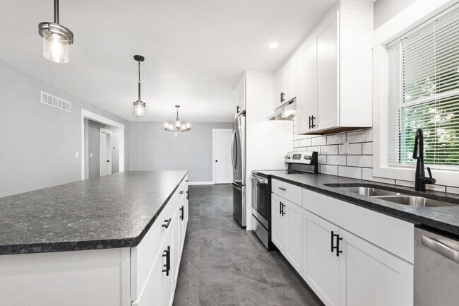 Building Photo - 1801 Elaine Dr