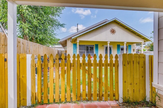 Building Photo - Super Cute Guest House!