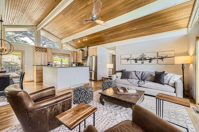 Building Photo - Stunning 4 BDR/2BA Mountain Retreat