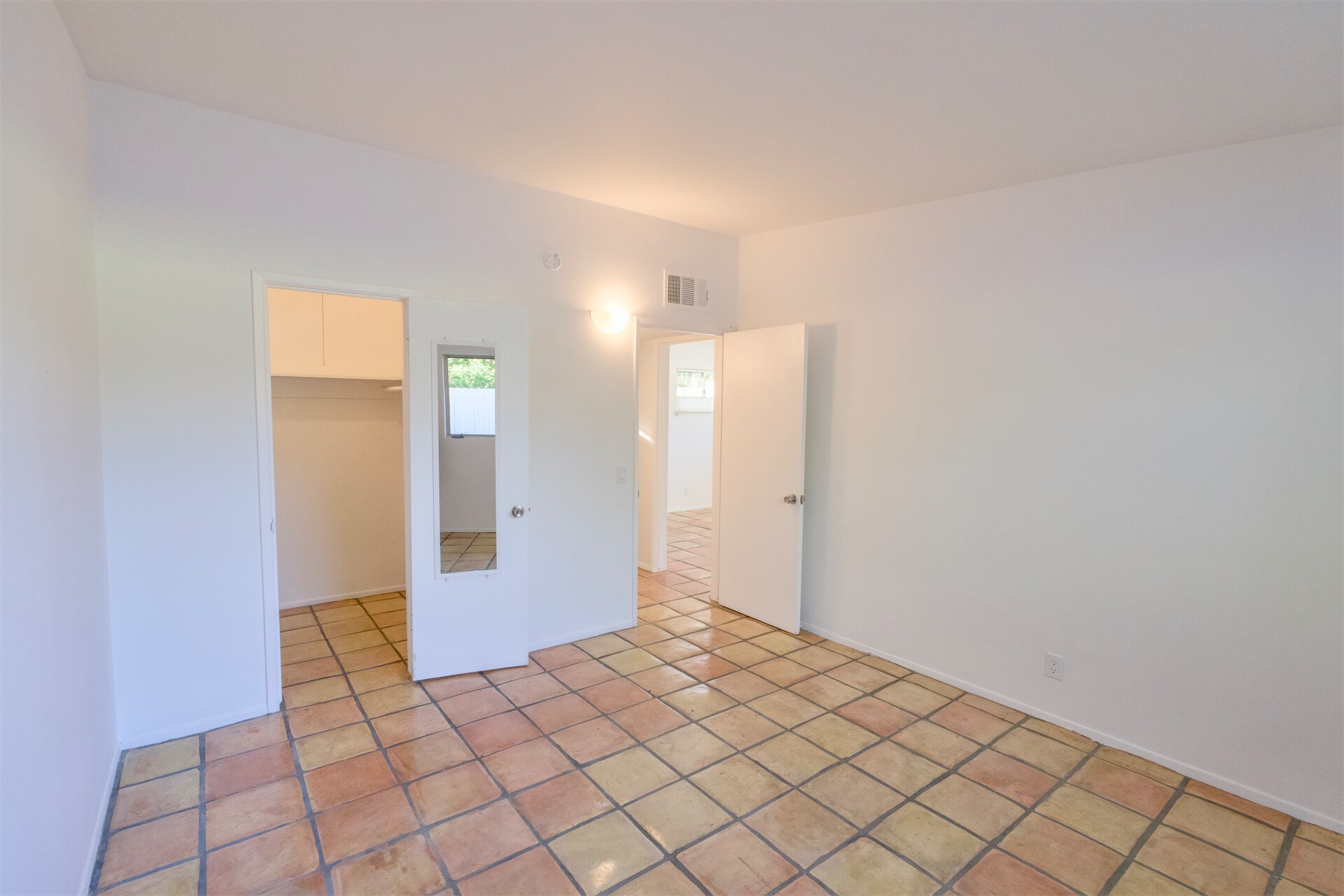 Building Photo - 975 E Camino Parocela