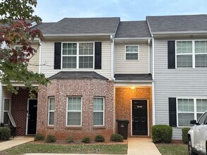 Building Photo - 3 Bedroom / 2.5 Bath Townhome in McDonough!