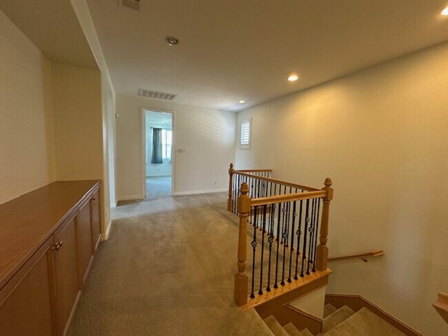 Building Photo - Stunning Executive home with loads of cust...