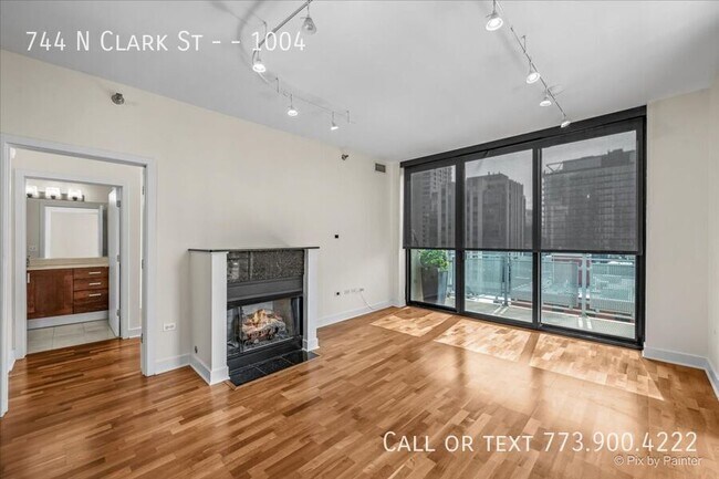 Building Photo - 744 N Clark St