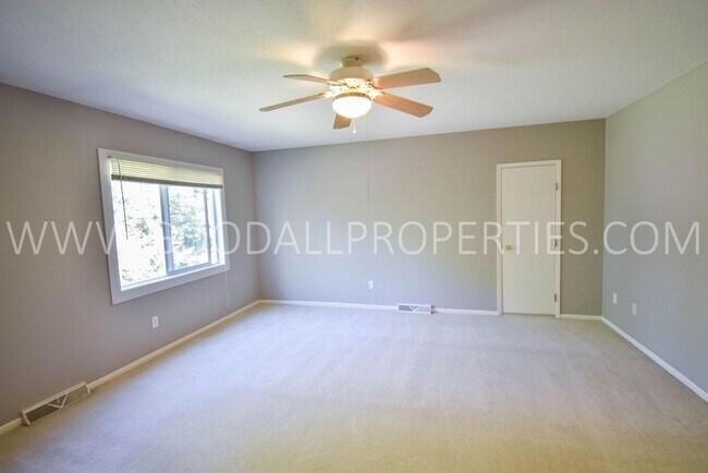 Building Photo - 3 Bed 2.5 bath Home with a fully fenced yard in West Des Moines with a 2-Car attached garage