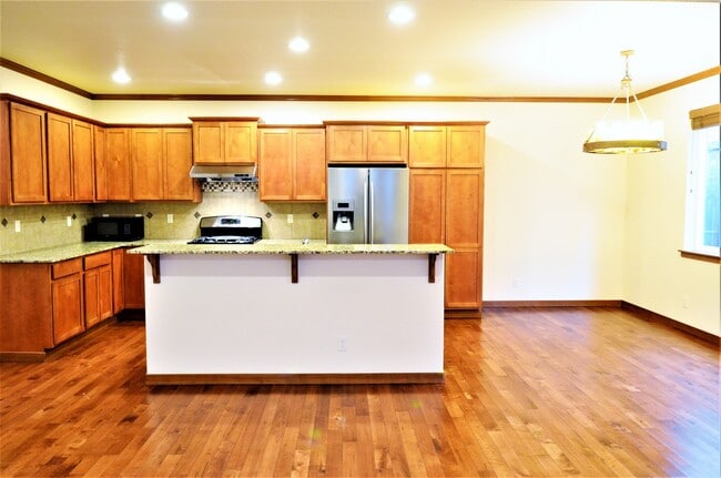 Building Photo - Spacious home with lots of natural light. ...