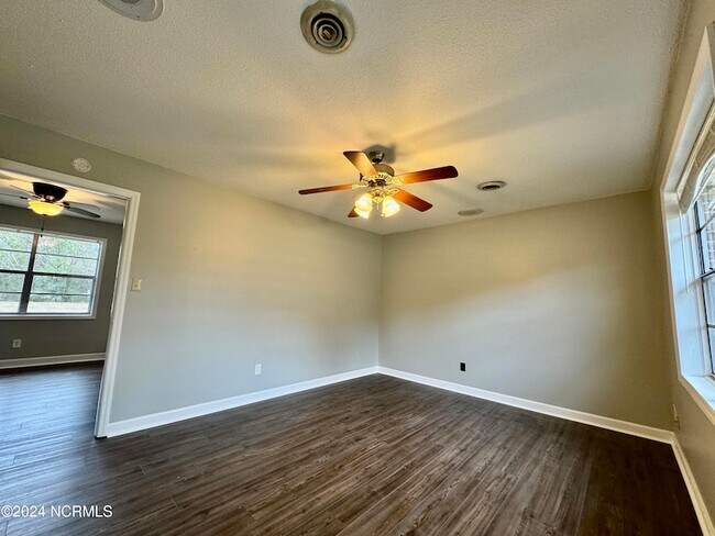 Building Photo - 526 W Thurman Rd