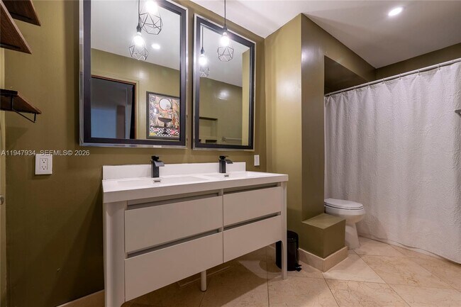 Building Photo - 2350 NE 135th St