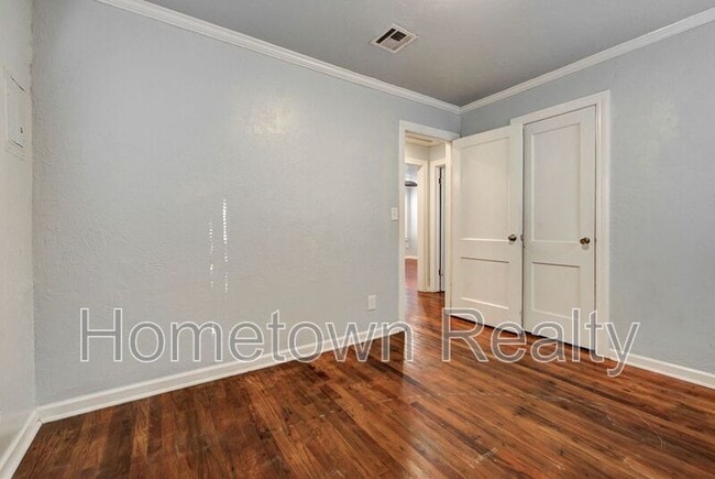 Building Photo - 3200 SW 38th St