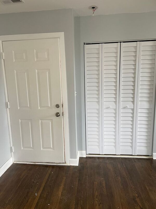 Building Photo - 728 N Pine Ave