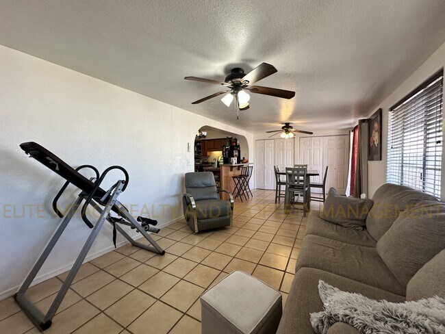 Building Photo - 4650 E Calle Aurora
