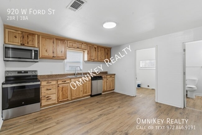 Building Photo - 920 W Ford St