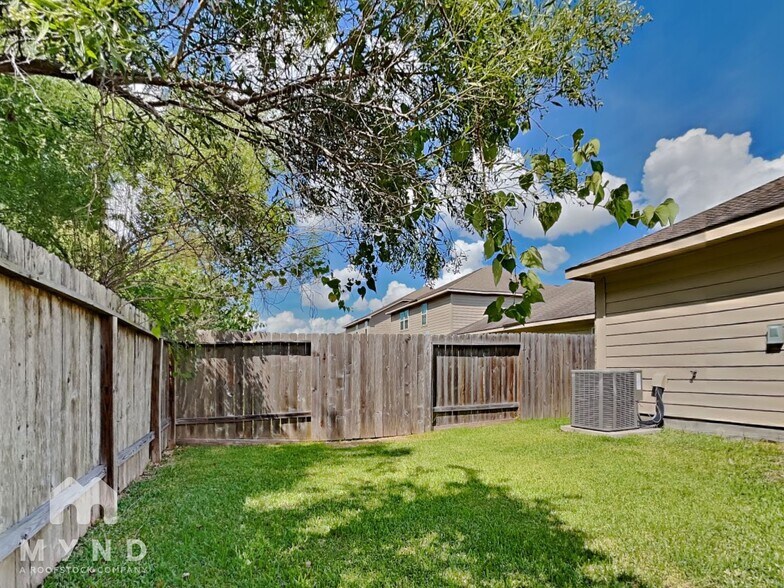 Building Photo - 15911 Newport Pl