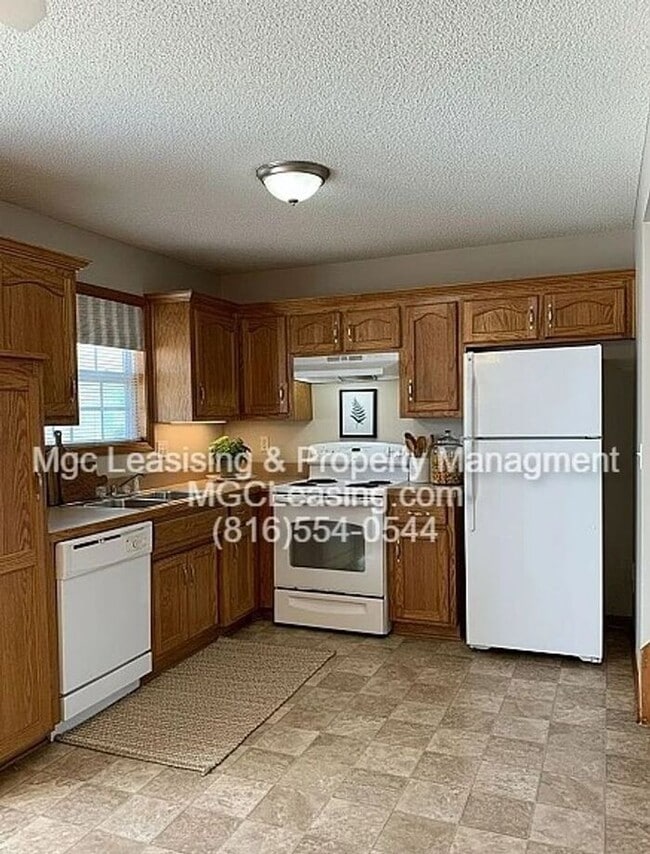 Building Photo - Spacious Duplex Living in Lee’s Summit—Two Living Areas & Garage - $500 Rent Credit ask me how!