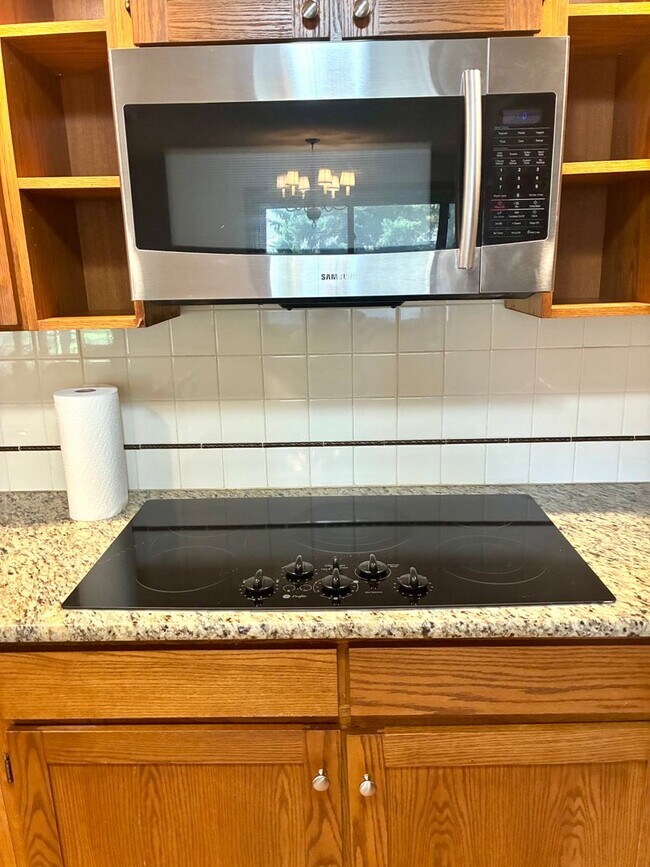 Building Photo - Beautiful open floorplan - 3 Bedroom/ 2 Ba...