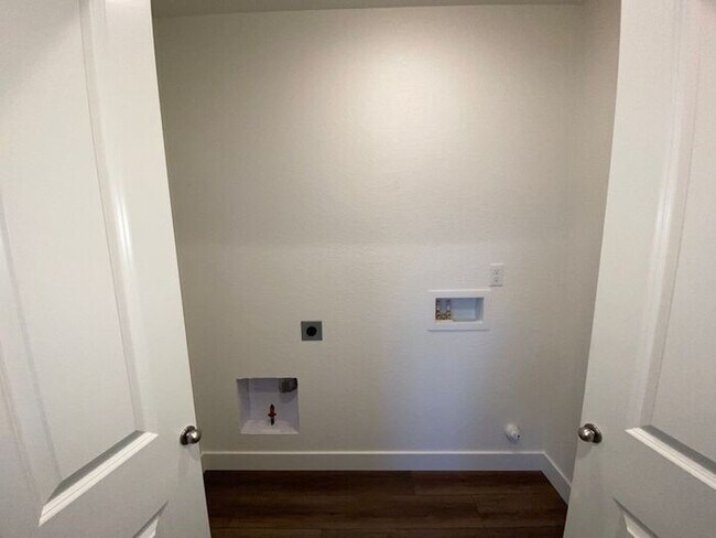 Building Photo - Built 2023 NW Reno 3 Bedroom House - Downs...