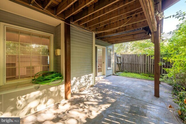 Building Photo - 5527 Sully Lake Dr