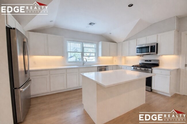 Building Photo - 28 Brooks St