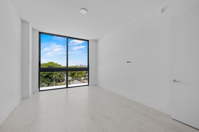 Building Photo - 305 Briny Ave