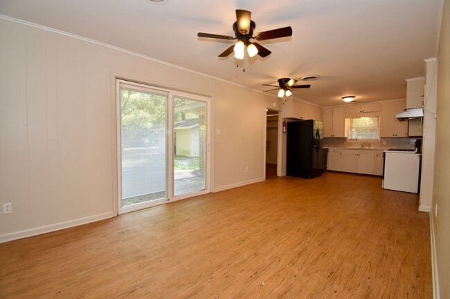 Building Photo - 3 Bedroom with Fenced in Backyard and Shop!