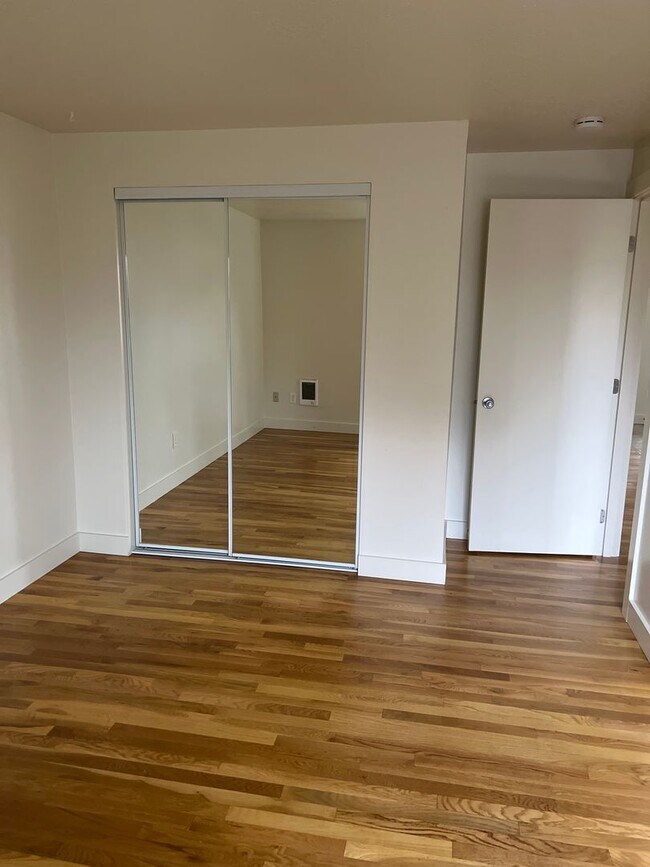 Building Photo - Spacious 2nd floor 2Bd Fireplace Hardwoods...