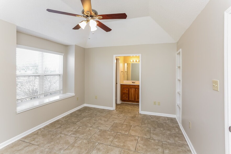 Building Photo - 5305 Oak Court Cove N