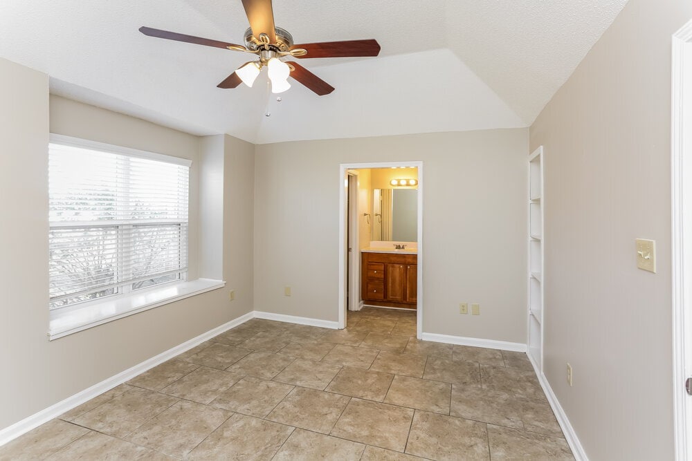 Building Photo - 5305 Oak Court Cove N