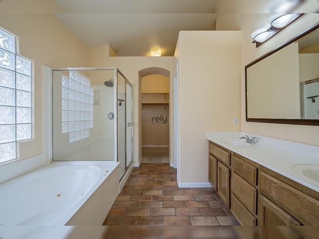 Building Photo - 4605 N Clear Creek Dr