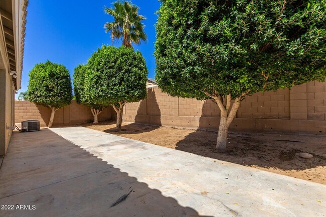 Building Photo - 17556 W Bloomfield Rd