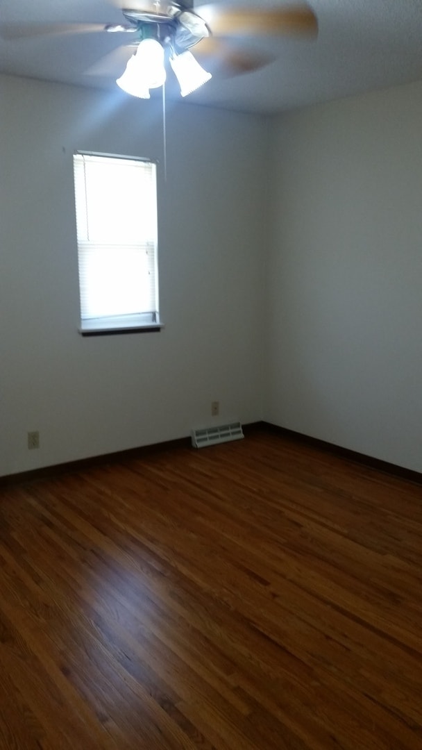 Building Photo - 2 Bedroom, 1.5 Bath Townhouse in Clinton, IA