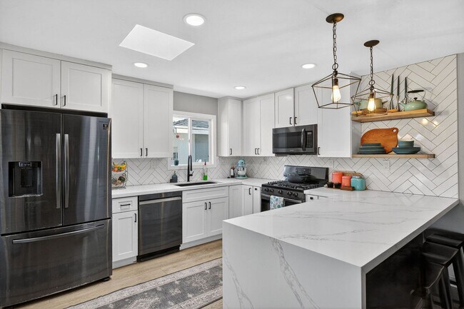 Building Photo - Beautiful 2 bedroom single family home available in Sunset Cliffs!