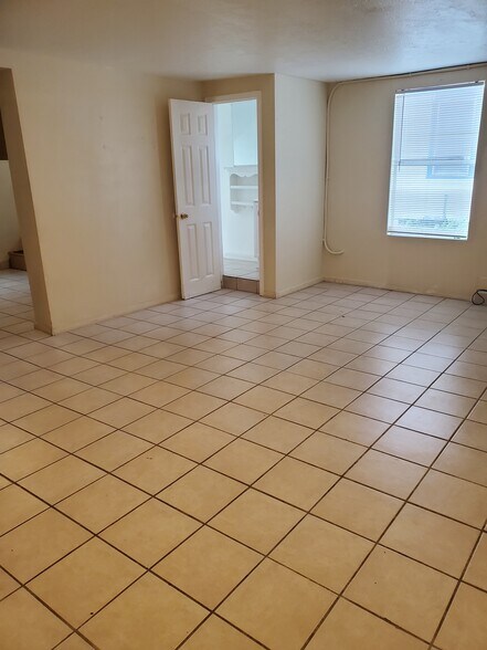 Living room - 222 W Murrill St
