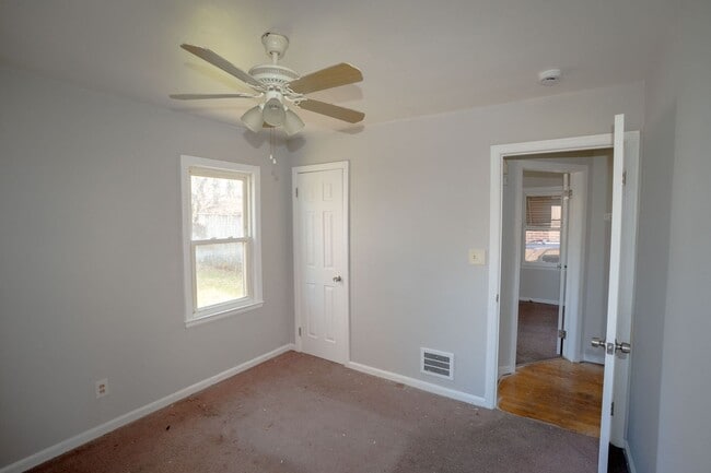 Building Photo - Update charming 3 bedroom bungalow