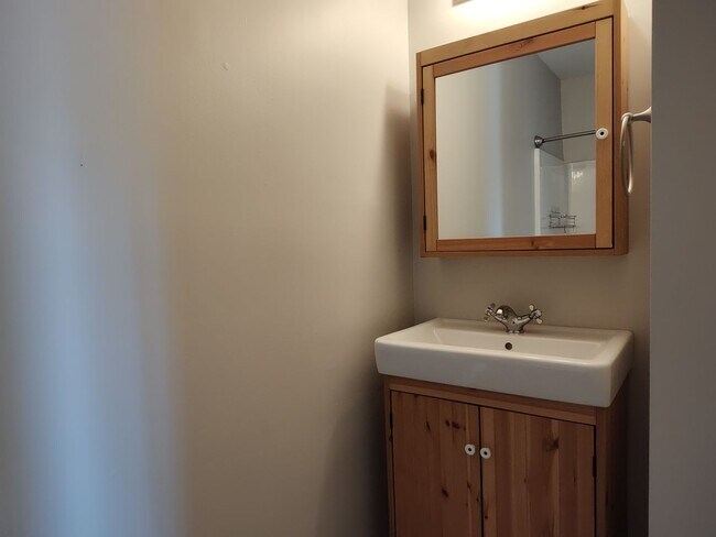 Building Photo - Move-in ready condo in Located in Fourth W...