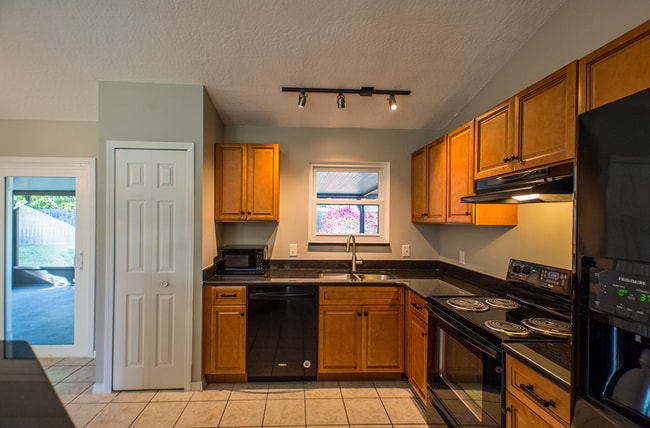 Building Photo - 2409 Greenway Dr