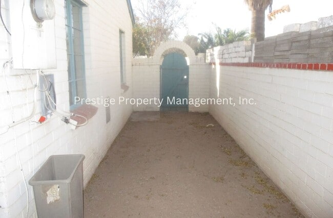 Building Photo - Tucson's Hidden Treasure!!