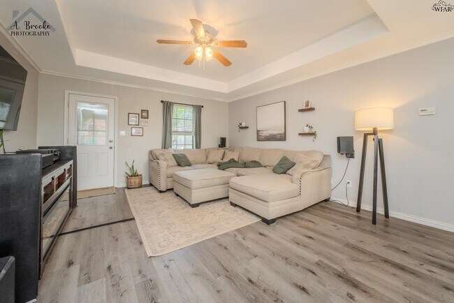 Building Photo - 1505 City View Dr