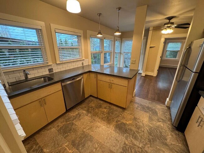 Building Photo - 1 Bedroom SW Portland / Large Backyard / Easy Access to OHSU and Downtown