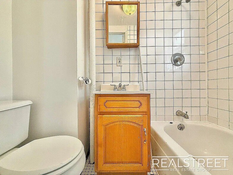 Building Photo - Metropolitan Avenue