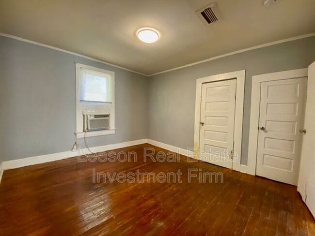 Building Photo - 262 E 68th St