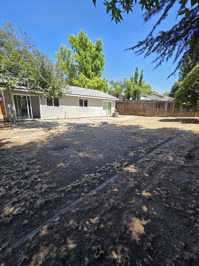 Building Photo - 3-Bedroom house with 2 Baths in Sacramento