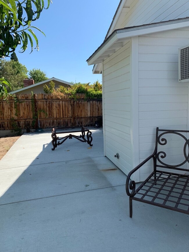 Building Photo - Studio