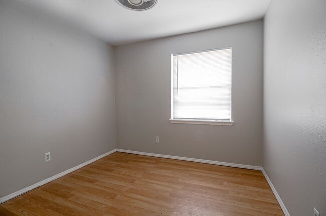 Building Photo - Charming Eastmoor Home: Perfect for Your New Adventure!