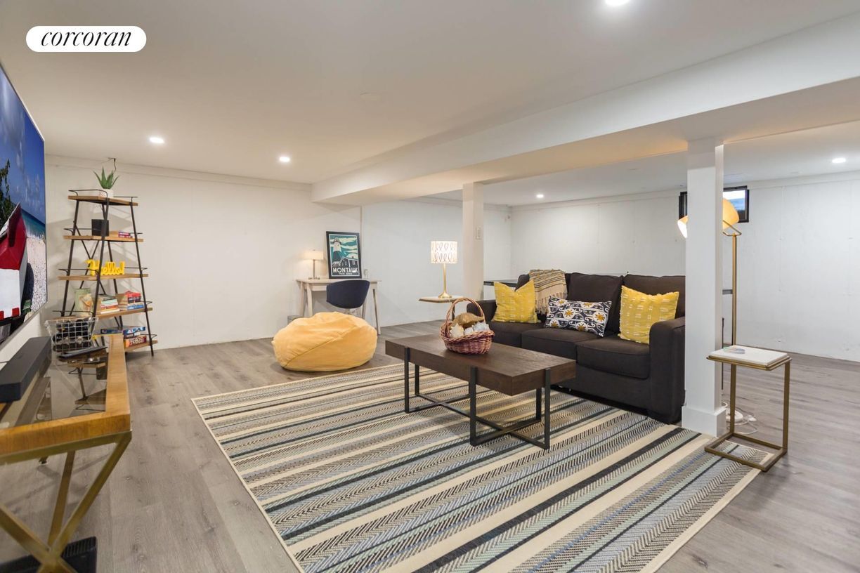 Building Photo - 348 Division St