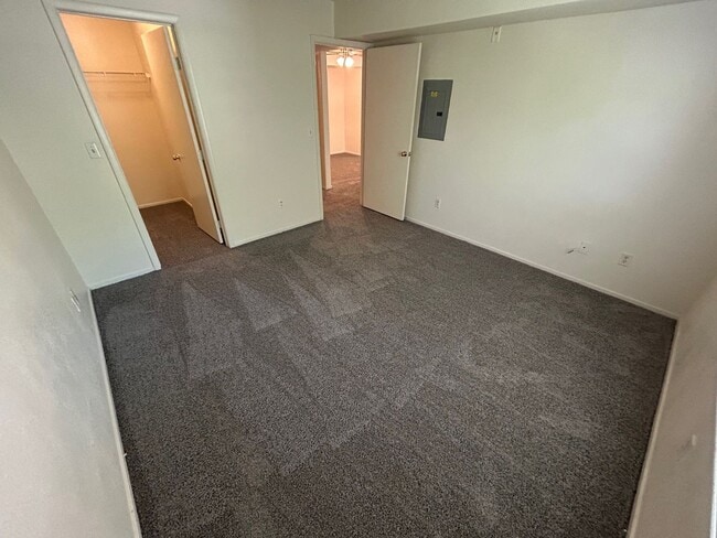 Building Photo - COMFORTABLE TOP FLOOR 1 BEDROOM LOCATED IN...