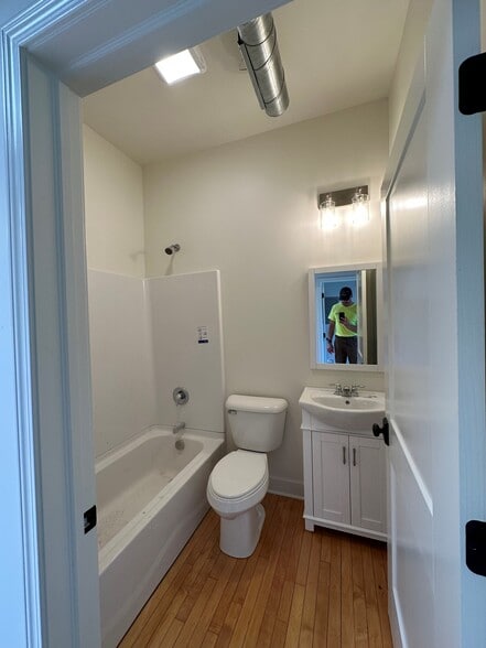 Bathroom - 4 Lock St