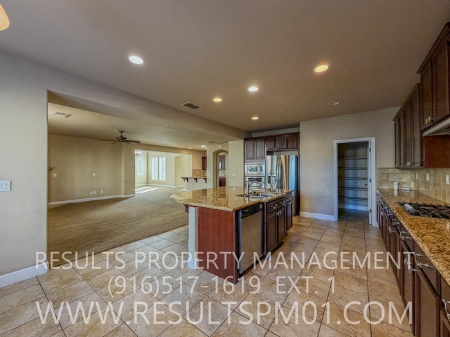 Building Photo - Elegance and spacious Mini Mansion