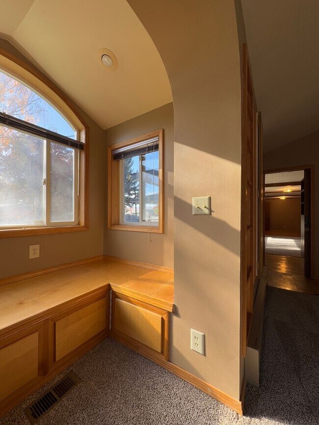 Building Photo - Spacious 6 Bedroom, 3 Bathroom Home Near CWU